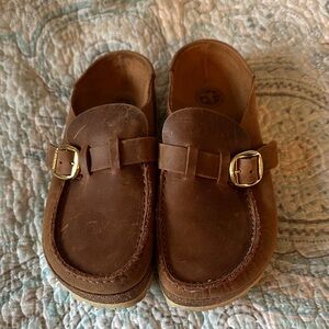 Birkenstock® Buckley Clogs

Color: COGNAC
Width: NARROW (A-B)
Size: 39